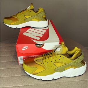 Nike Air Huarache Run “Bronzine” Size 8.5W